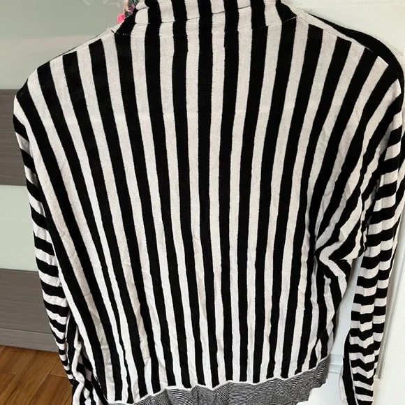 Cardigans/ sweater. - Picture 2 of 3